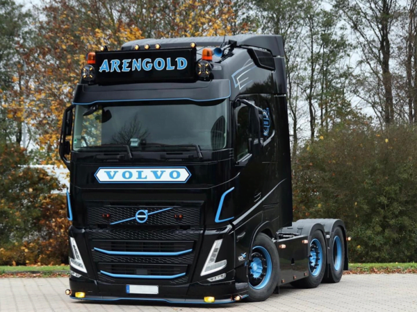 LED Lichtkasten montiert auf dem vorderen Fahrerhaus - Modell : Volvo FH4B - FH5