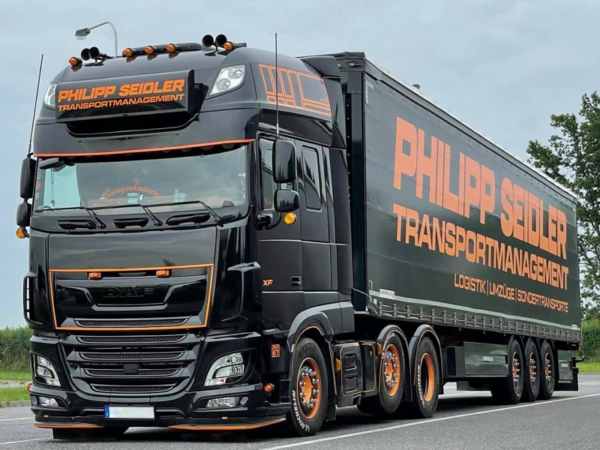 LED Lichtkasten an der Vorderseite des Fahrerhauses montiert - Modell : DAF XF