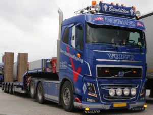 Dubbelbrander met oranje lamp glas gemonteerd op een Volvo FH4 vrachtwagen - voor 12 en 24 volt gebruik - EAN: 6090441519531