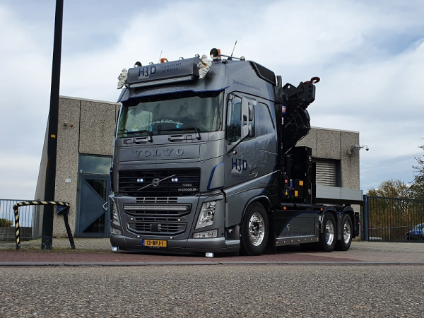 Volvo FH4 met LED dagrijlamp wit