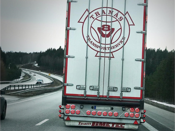 Strands LED Rücklicht an Heckstoßstange montiert mit Scania Logo - EAN: 7323030003616