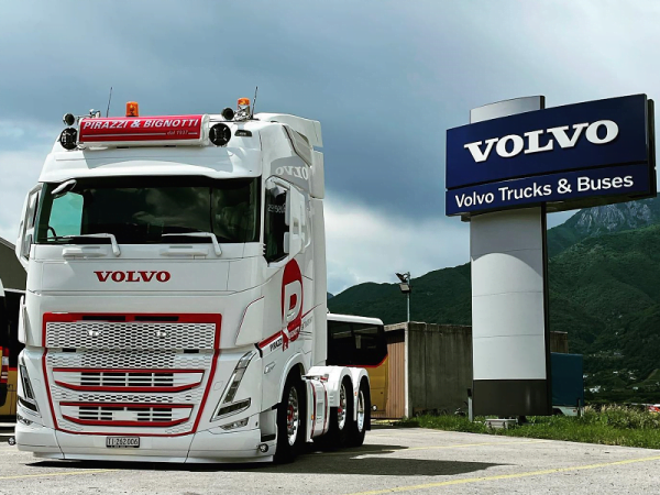 Swedstuff LDL-01 full LED spotlight mounted on a Volvo FH5