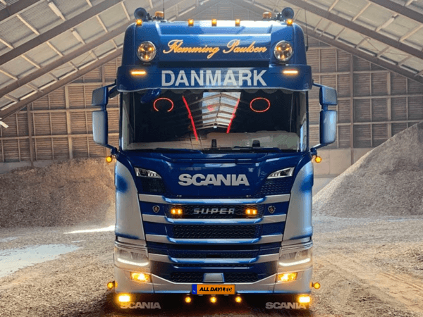 Scania Next Gen vrachtwagen met DRL unit WARM WIT