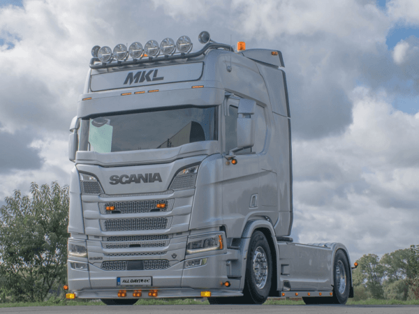 Scania Next Gen LKW mit DRL-Einheit WARMWEISS