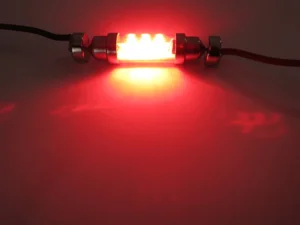 Soffitte LED Röhrenlampe 24 Volt ROT – LED Innenlampe, die in eine Röhrenlampenfassung passt – kann in LKW, Anhänger und Wohnmobil montiert werden, wenn sie an 24 Volt angeschlossen ist – LED Lampe ist mit 6 LED-Punkten ausgestattet – EAN: 7448152998937