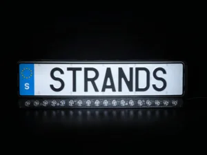 Strands NUUK E-LINE Kennzeichenhalter mit integriertem SOLO LED bar – funktioniert mit 12 und 24 Volt – geeignet für Auto, Wohnmobil, LKW, Traktor und mehr – EAN: 7350133816485