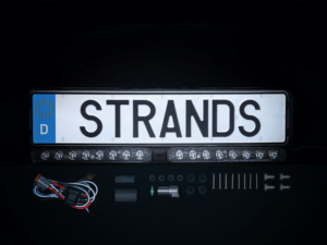 Strands NUUK E-LINE nummerplaat houder met ingebouwde DUO LED bar - werkt op 12 en 24 volt - geschikt voor auto, camper, vrachtwagen, tractor en meer - EAN: 7323030191689