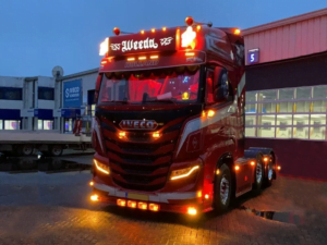 Iveco-Lkw mit orangefarbener DRL-Einheit