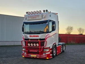 Scania vrachtwagen met diverse extra lampen en een Bullbar gemonteerd