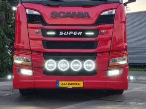 Scania vrachtwagen met 4 full LED verstralers gemonteerd in de voorgrille