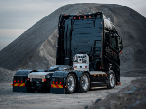 Volvo FH Aero mit verschiedenen Arten von LED-Beleuchtung von Strands verbaut