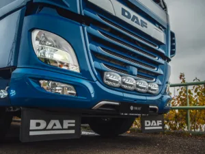 DAF CF vrachtwagen met 4 LED lampen gemonteerd in de voorgrille - EAN: 8720364581015