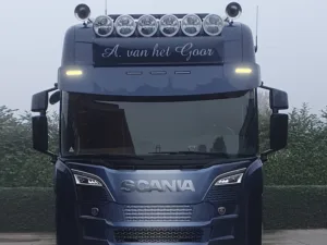 ADL40920-WW gemonteerd op een Scania vrachtwagen en licht op in de kleur WARM WIT op - EAN: