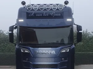 ADL40925 gemonteerd op een Scania vrachtwagen en licht op in de kleur WIT op - EAN: