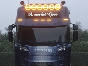 ADL40925 gemonteerd op een Scania vrachtwagen en licht op in de kleur ORANJE op - EAN: