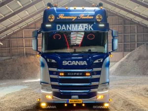 ADL40925 gemonteerd op een Scania vrachtwagen en licht op in de kleur WIT op - EAN: