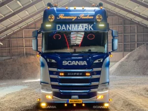 ADL40925-WW gemonteerd op een Scania vrachtwagen en licht op in de kleur WARM WIT op - EAN: